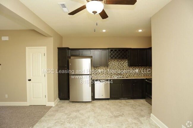 Building Photo - Fall in love with Eagle Creek Townhomes in...