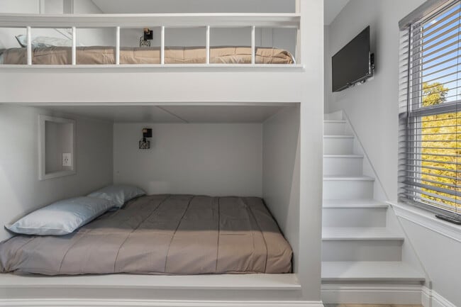 Building Photo - 135 Brady Dr