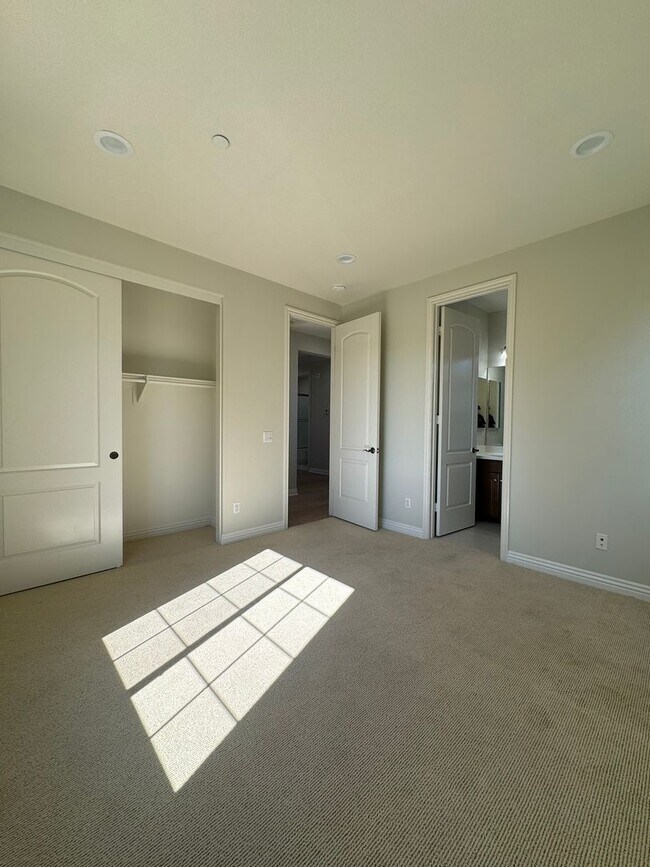 Building Photo - Modern 5 Bed, 4.5 Bath Home in Tustin Legacy