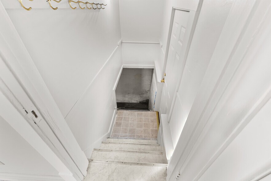 Building Photo - 1005 Woodsdale Ave