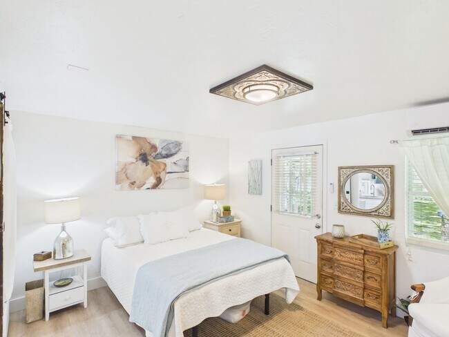 Building Photo - Charming All Bills Cozy Cottage