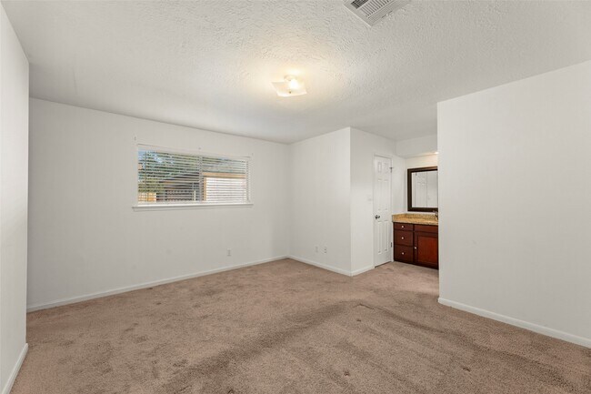 Building Photo - 15751 Fern Basin Dr