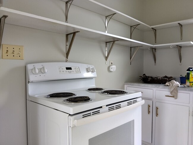 Building Photo - Adorable farmhouse ready for new long term...