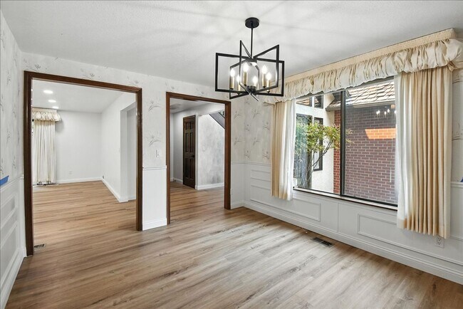 Building Photo - 3bd/2.25ba Edmonds House