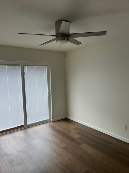 2 Bedroom - 1727 E Oak St