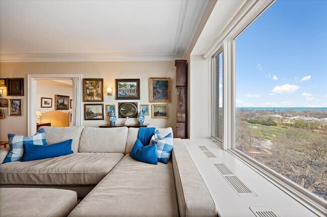 Building Photo - 2130 N Lincoln Park W