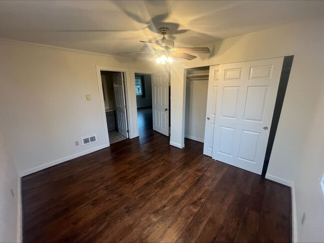 Building Photo - Charming home in a great neighborhood