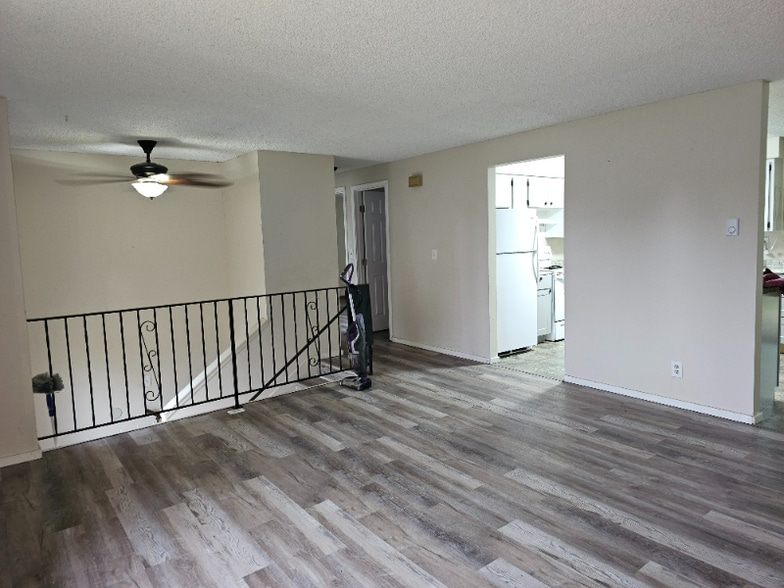 Building Photo - 411 S Pierce Rd