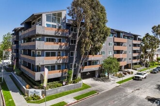 Building Photo - 110 South Sweetzer Ave