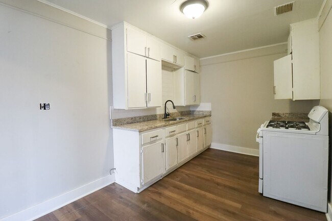 Building Photo - Section 8 Welcome! 2/1 Ready for Immediate Move In!!