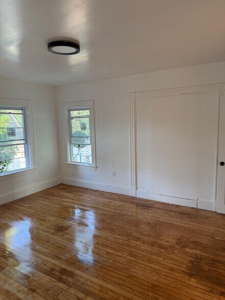 Building Photo - 299 Pleasant St