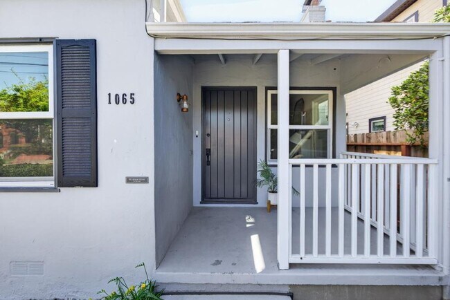 Building Photo - 2 bedroom | 1 bathroom | Single family in East Sac