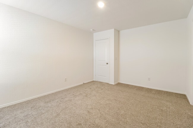 Building Photo - 47 10 Point Ln