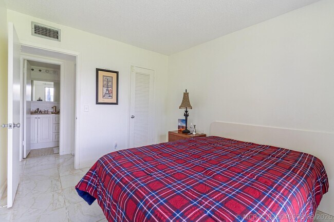 Building Photo - 158 Mansfield D