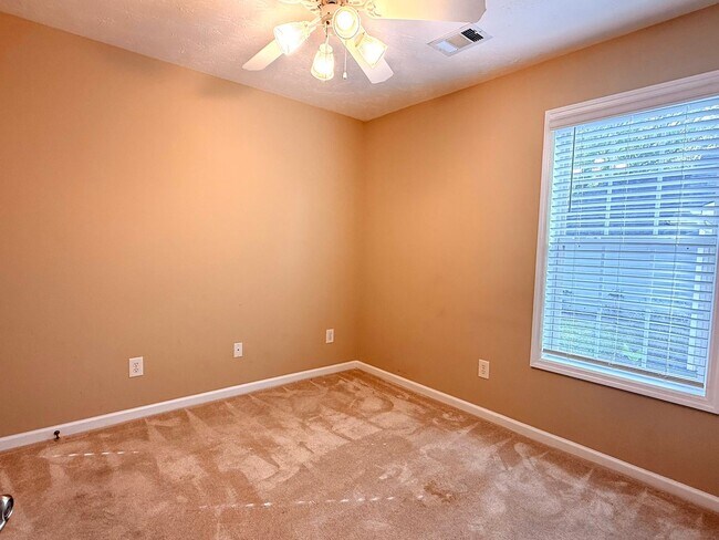 Building Photo - Beautiful 3-Bedroom Home in Desirable Ogle...