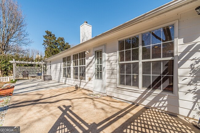 Building Photo - 5755 Lakeview Cir