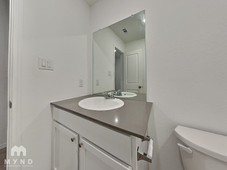 Building Photo - 14521 Payton Flts