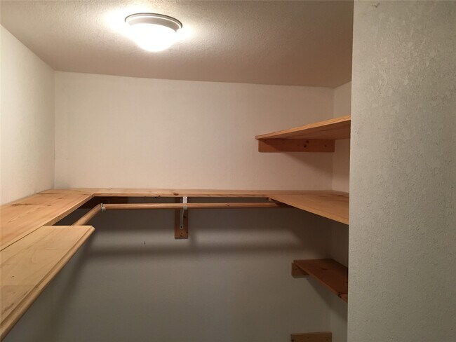 Building Photo - 10802 Heatherford Dr