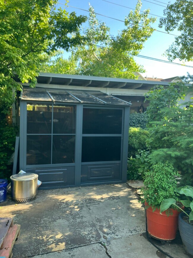 Building Photo - 1176 Bryan Ave