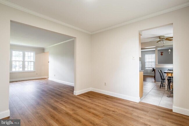Building Photo - 10 Honey Locust Ln