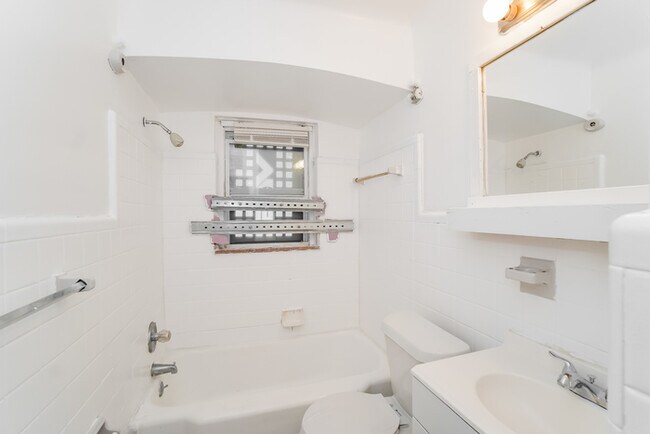 Building Photo - Beautiful bungalow house located on the We...