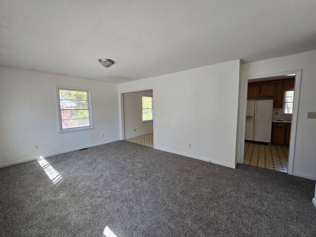 Building Photo - 1929 Crestview Dr