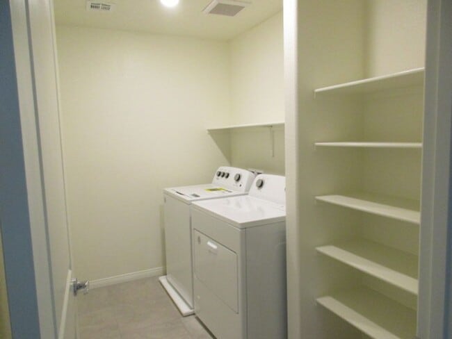 Building Photo - 422 Canary Song Dr