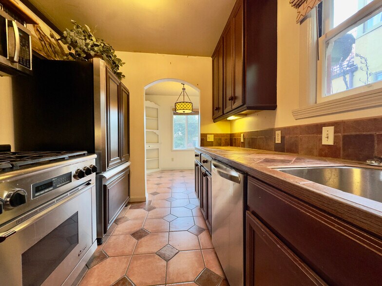 Building Photo - 645 Jean St