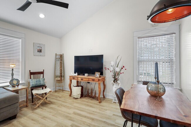 Building Photo - 71 Lafavre Ln