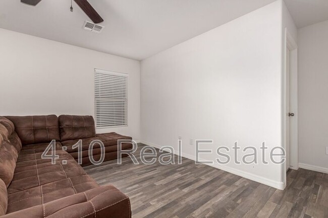 Building Photo - 142 W Impala Dr