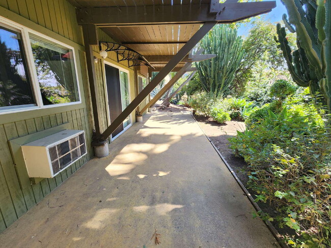 Building Photo - Updated 1BR/1BA apartment