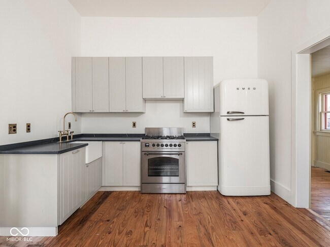 Building Photo - 1118 E St Clair St