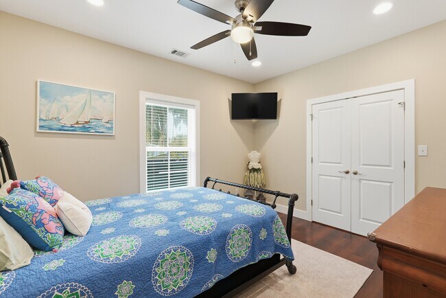 Building Photo - Prime Coastal Location!