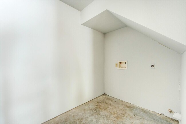 Building Photo - 5255 Beaverbrook Dr