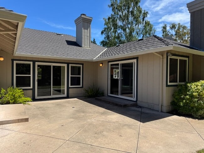 Building Photo - Spacious 4 bedroom, single level home in M...