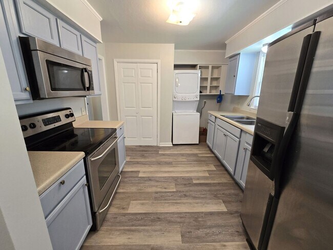 Building Photo - 3/2 with Fenced Yard; In-town and Near an AppalCART