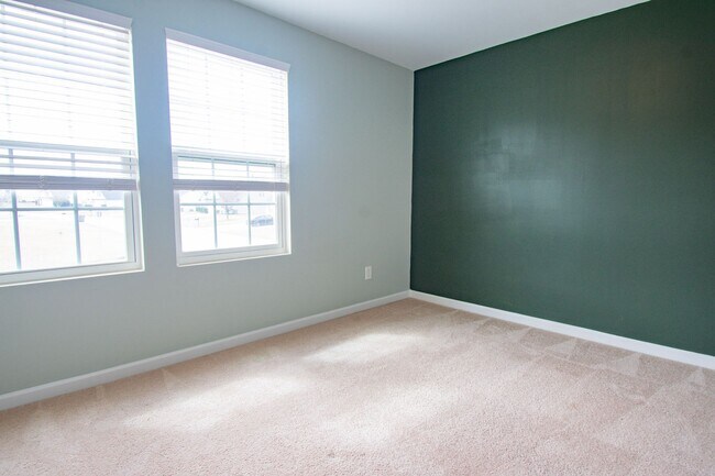 Building Photo - 4 Bedroom 3 Bathroom Home- Pets Okay!