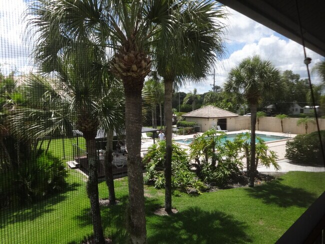 Building Photo - Venice, FL Mission Lakes 2BR/2BA Condo Located Just Off-Island