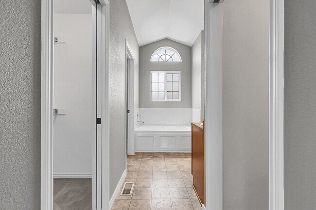 Building Photo - $2,640.95- 3 Bed, 3 Bath Townhome in Aurora with Central AC, In Unit Laundry and Patio Space!