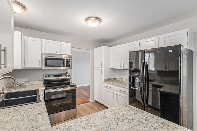 Building Photo - 3 bedroom 2.5 bathroom in Heather Ridge!