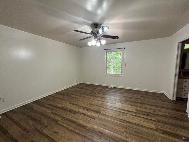 Building Photo - 124 Glen Oaks Rd