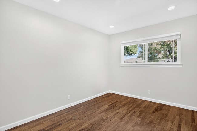 Building Photo - 899 Ebbetts Dr