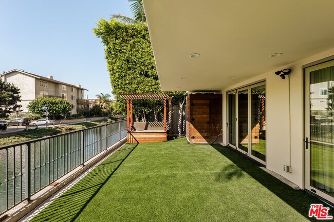 Building Photo - 3807 Vía Dolce