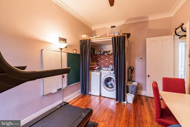 Building Photo - 206 S 43rd St