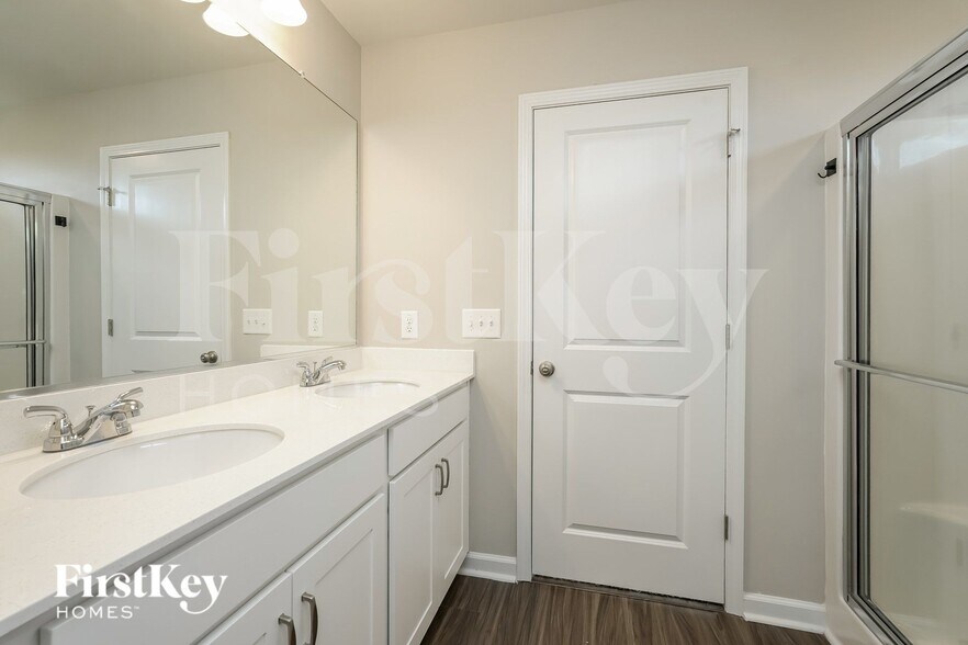 Building Photo - 3710 Streamside Dr