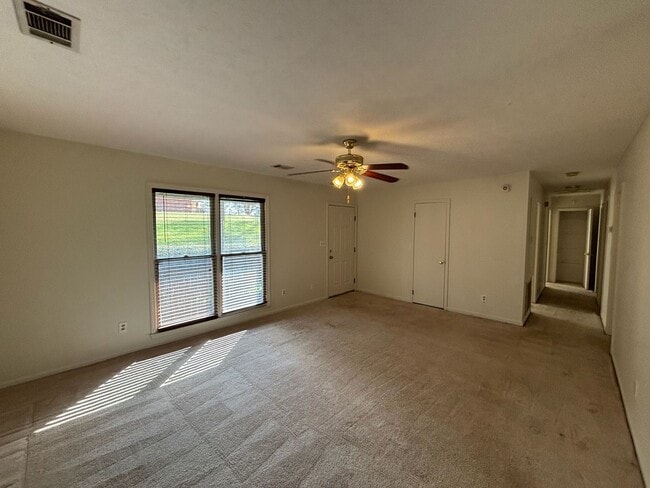 Building Photo - Charming 3BR Home in Columbus – Pet Friendly & Move-In Ready!