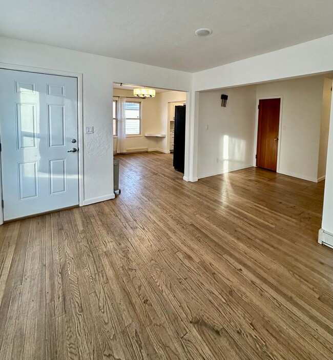 Building Photo - Centrally Located 3BR - 1BA close to every...