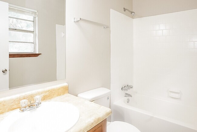 Building Photo - Beautiful 3 Bedroom Brick Ranch Home