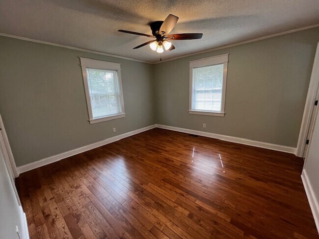 Building Photo - Updated 3 bed 2 bath house with yard and b...