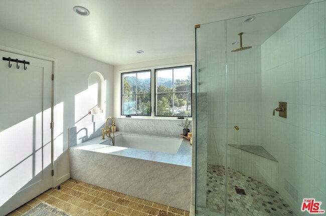 Building Photo - 2310 Laguna Cir Dr